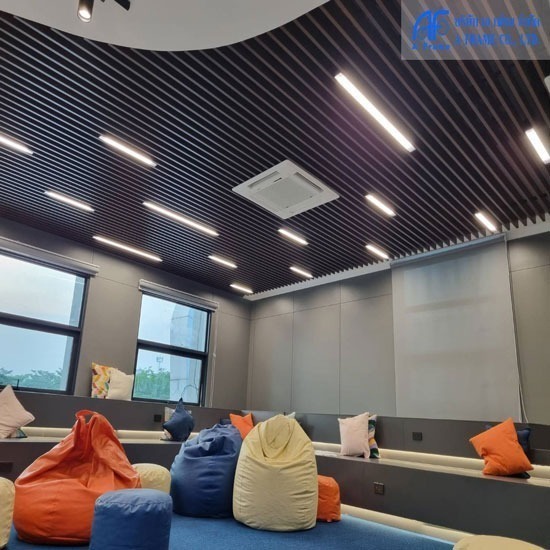 ผู้ติดตั้งและจำหน่ายอลูมิเนียมคอมโพสิต อลูมิเนียมประดับอาคาร - ระแนงอลูมิเนียม (Grill Strip)